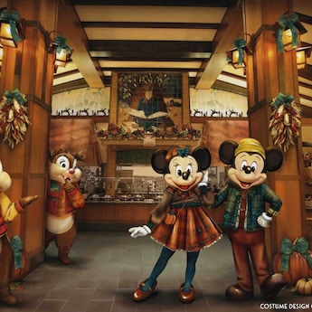 Mickey y Minnie Mouse, Chip y Dale, y Pluto con ropa temática de otoño en Goofy's Kitchen